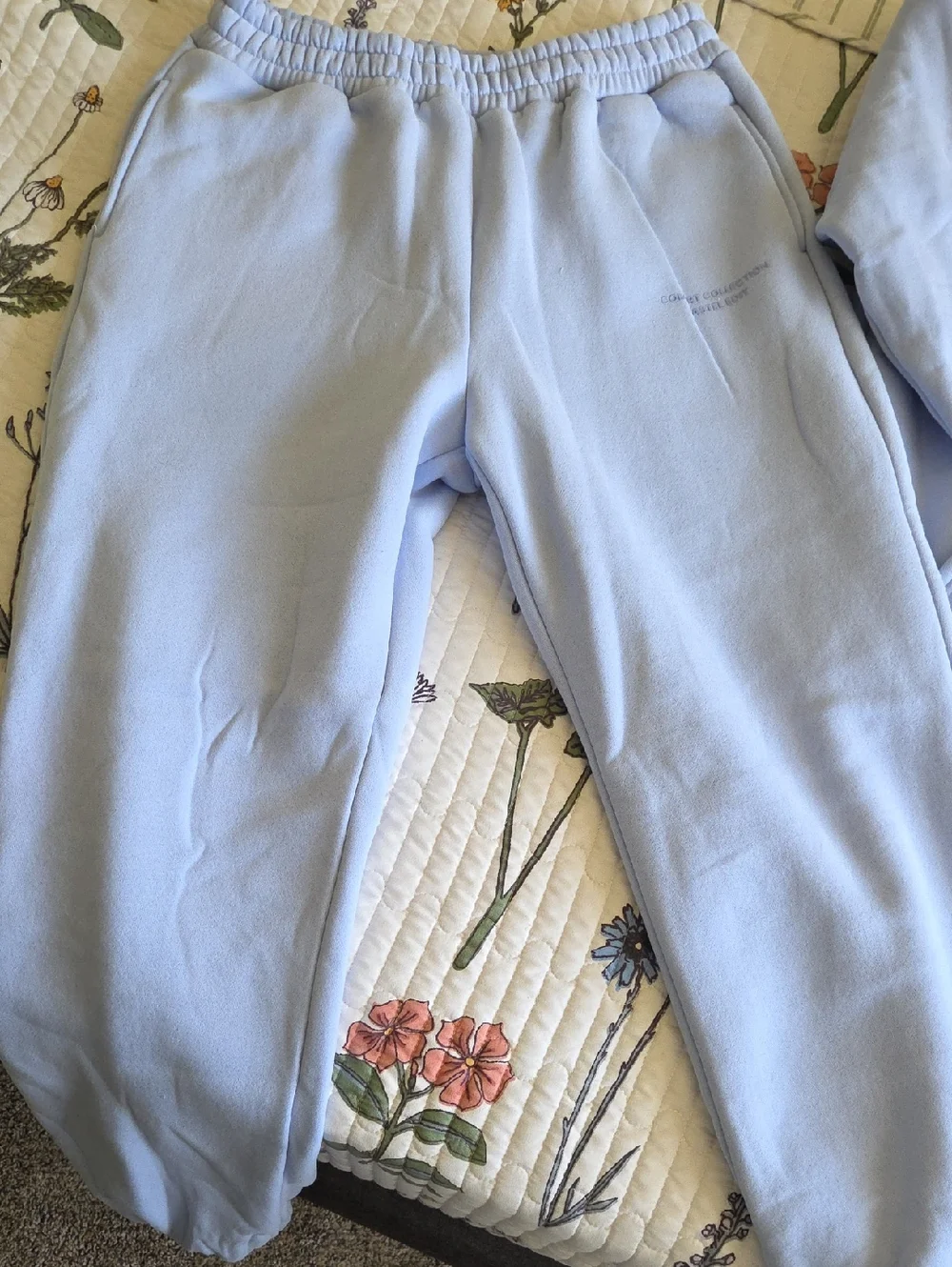 COMFRT SET - Hoodie And Joggers - Picture 3 of 3